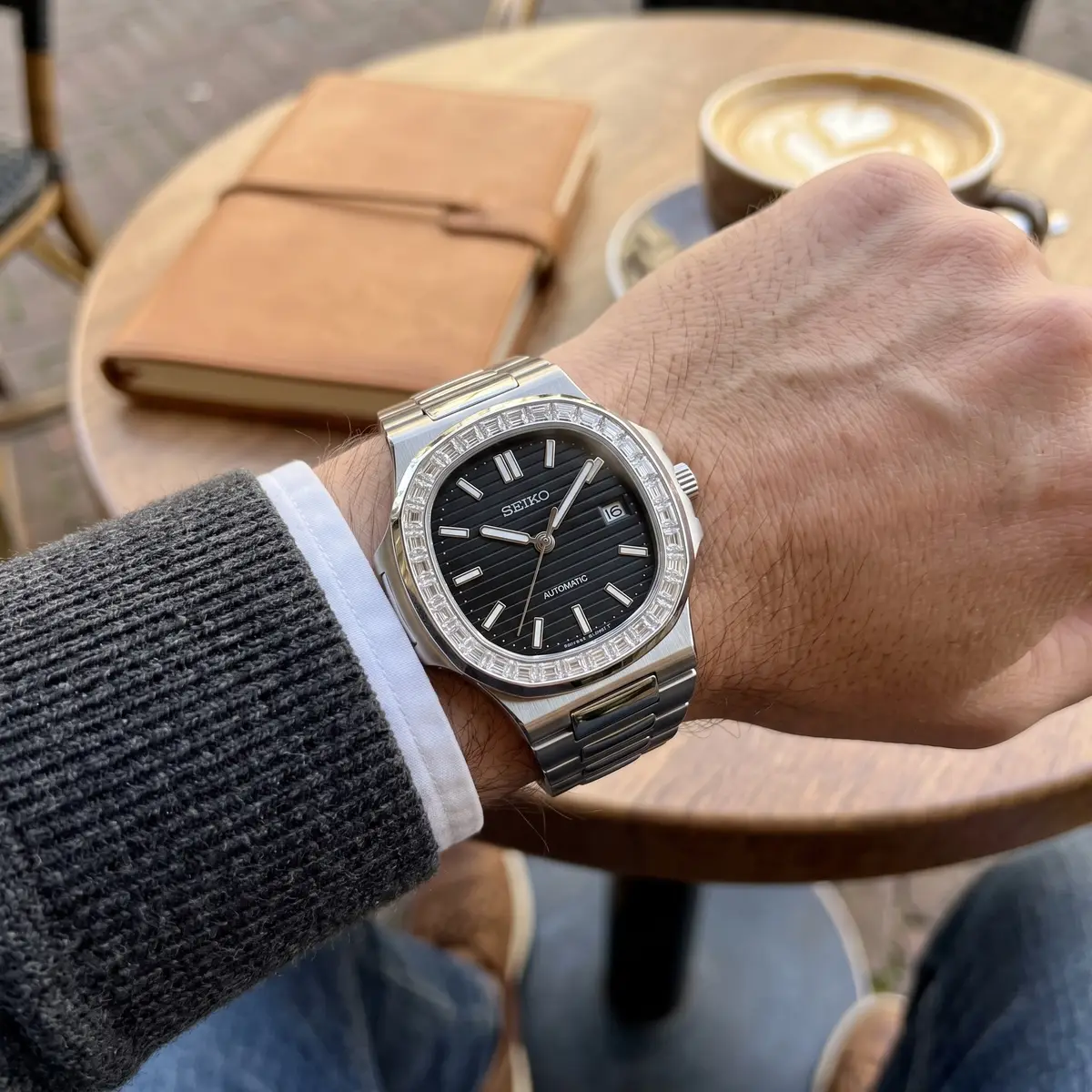 Seiko Mod Uhr NAUT MOD | Schwarz (Diamantlünette) – Automatik – am Handgelenk – Wristshot – MedoMods