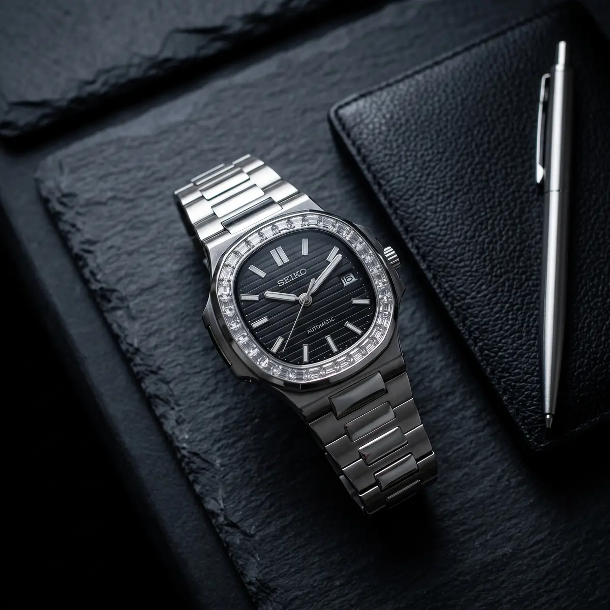 Seiko Mod Uhr NAUT MOD | Schwarz (Diamantlünette) – Automatik – Flatlay auf Schiefer – MedoMods