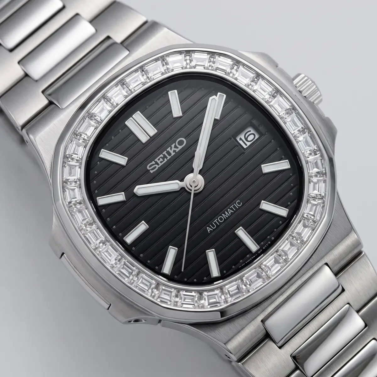 Seiko Mod Uhr NAUT MOD | Schwarz (Diamantlünette) – Automatik – Zifferblatt Nahaufnahme – MedoMods