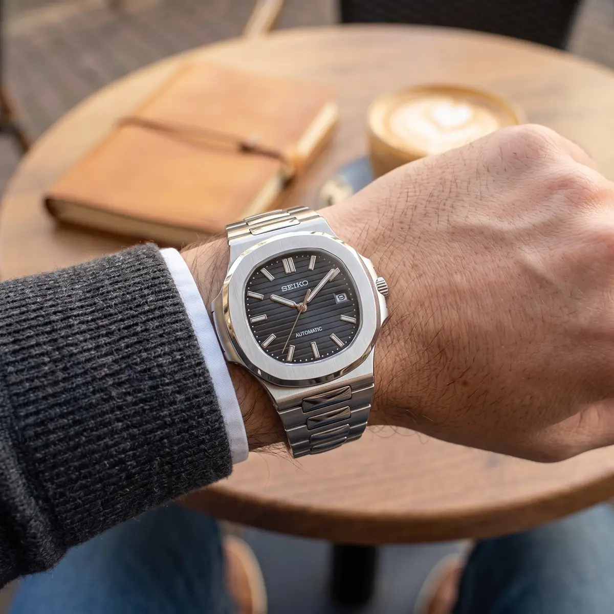 Seiko Mod Uhr NAUT MOD – SCHWARZ – am Handgelenk – Wristshot – MedoMods
