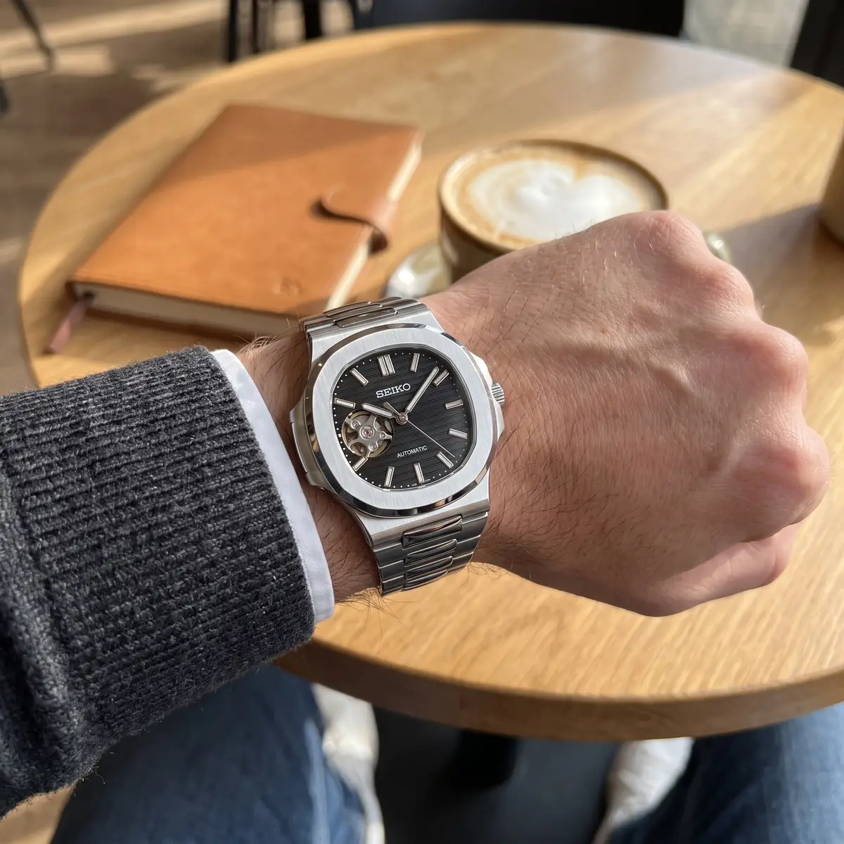Seiko Mod Uhr NAUT MOD β SCHWARZ (OFFENES HERZ) β am Handgelenk β Wristshot β MedoMods