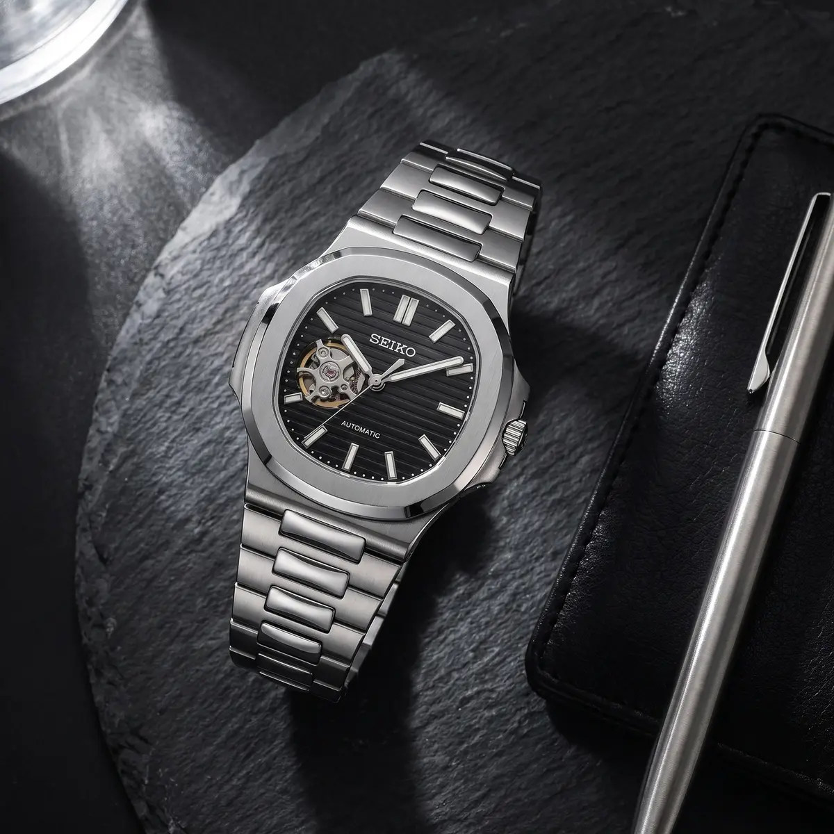 Seiko Mod Uhr NAUT MOD – SCHWARZ (OFFENES HERZ) – Flatlay auf Schiefer – MedoMods