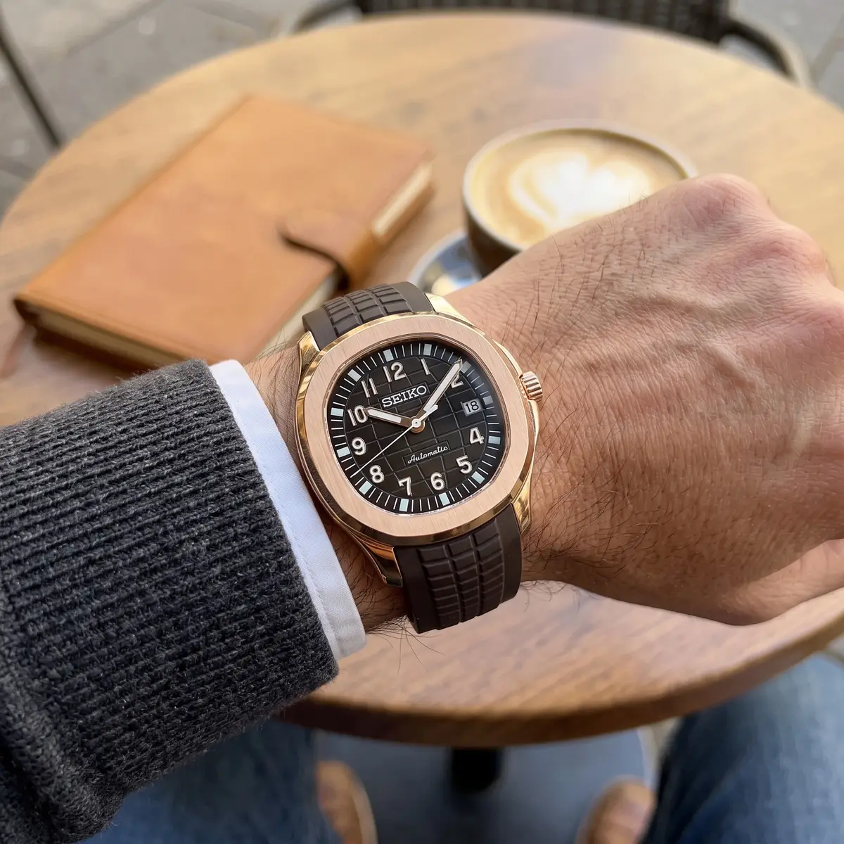 Seiko Mod Uhr NAUT MOD | Schwarz (roségoldfarben) – Automatik – am Handgelenk – Wristshot – MedoMods