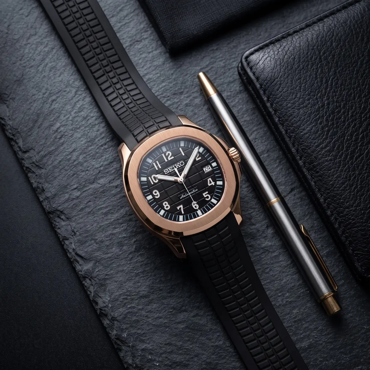Seiko Mod Uhr NAUT MOD | Schwarz (roségoldfarben) – Automatik – Flatlay auf Schiefer – MedoMods