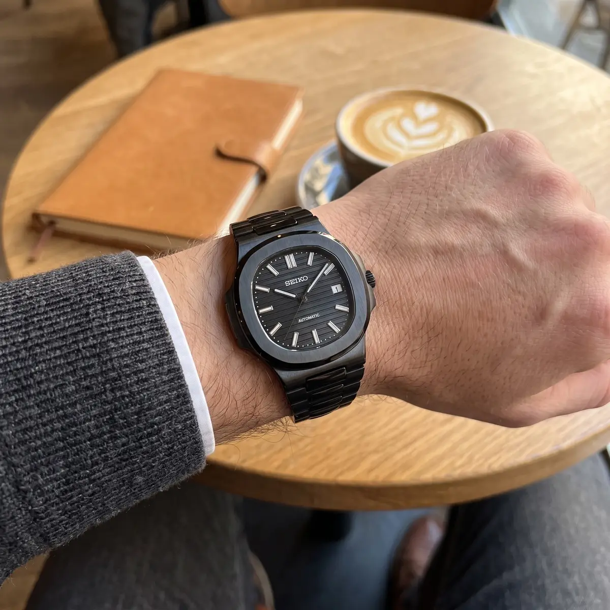 Seiko Mod Uhr NAUT MOD – BLACKED OUT – am Handgelenk – Wristshot – MedoMods