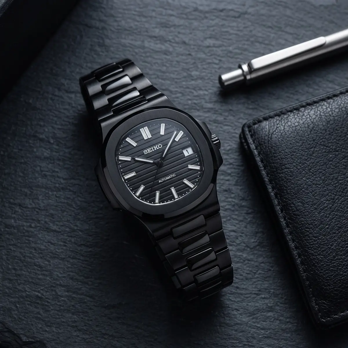 Seiko Mod Uhr NAUT MOD – BLACKED OUT – Flatlay auf Schiefer – MedoMods