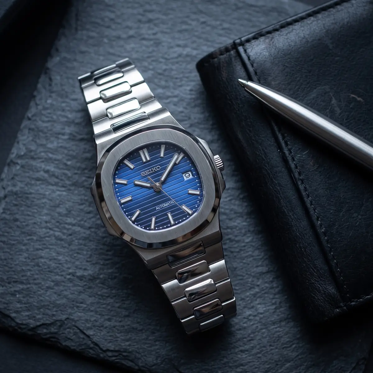 Seiko Mod Uhr NAUT MOD | Blue Classic – Automatik – Flatlay auf Schiefer – MedoMods