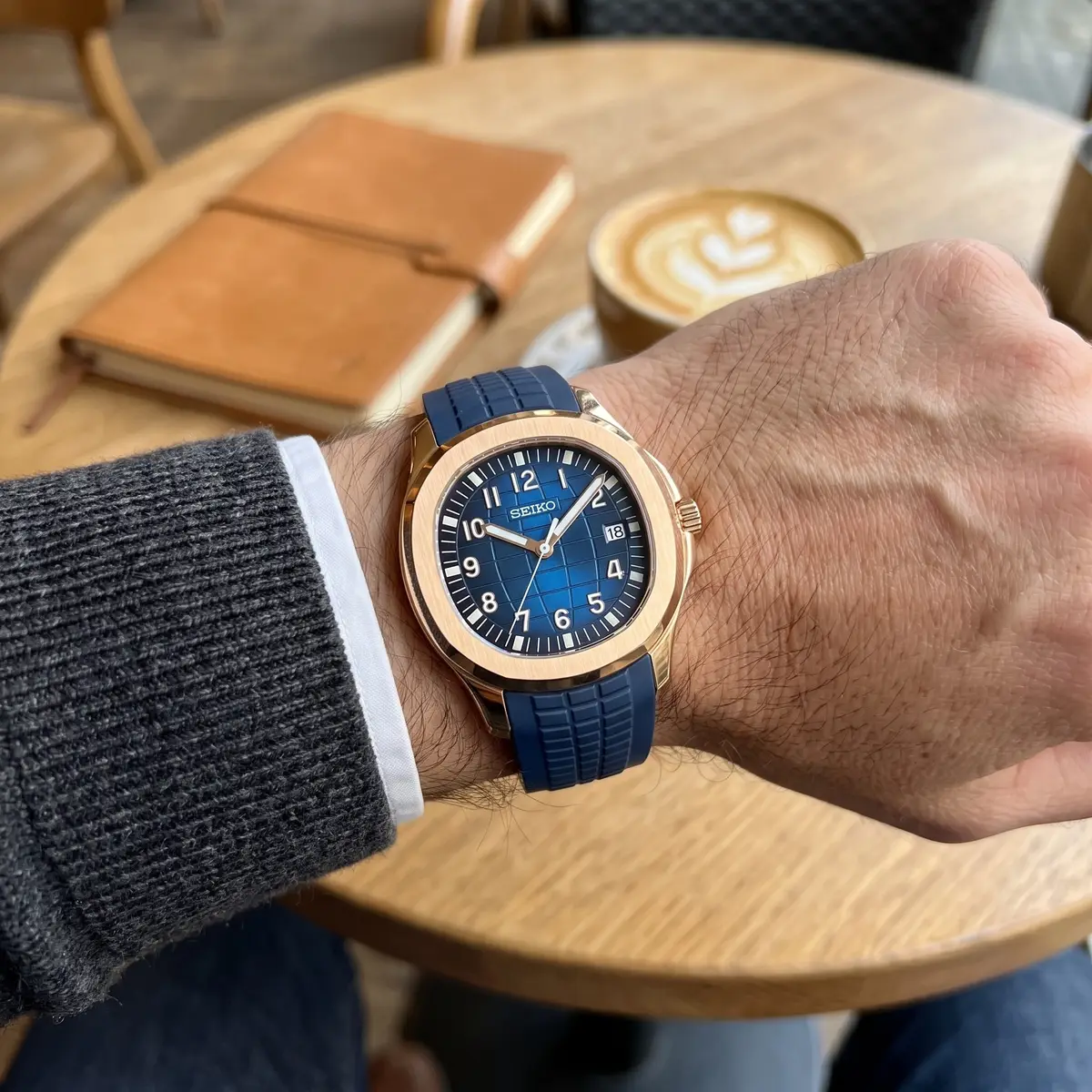 Seiko Mod Uhr NAUT MOD | Blau (Roségold-Farbton) – Automatik – am Handgelenk – Wristshot – MedoMods
