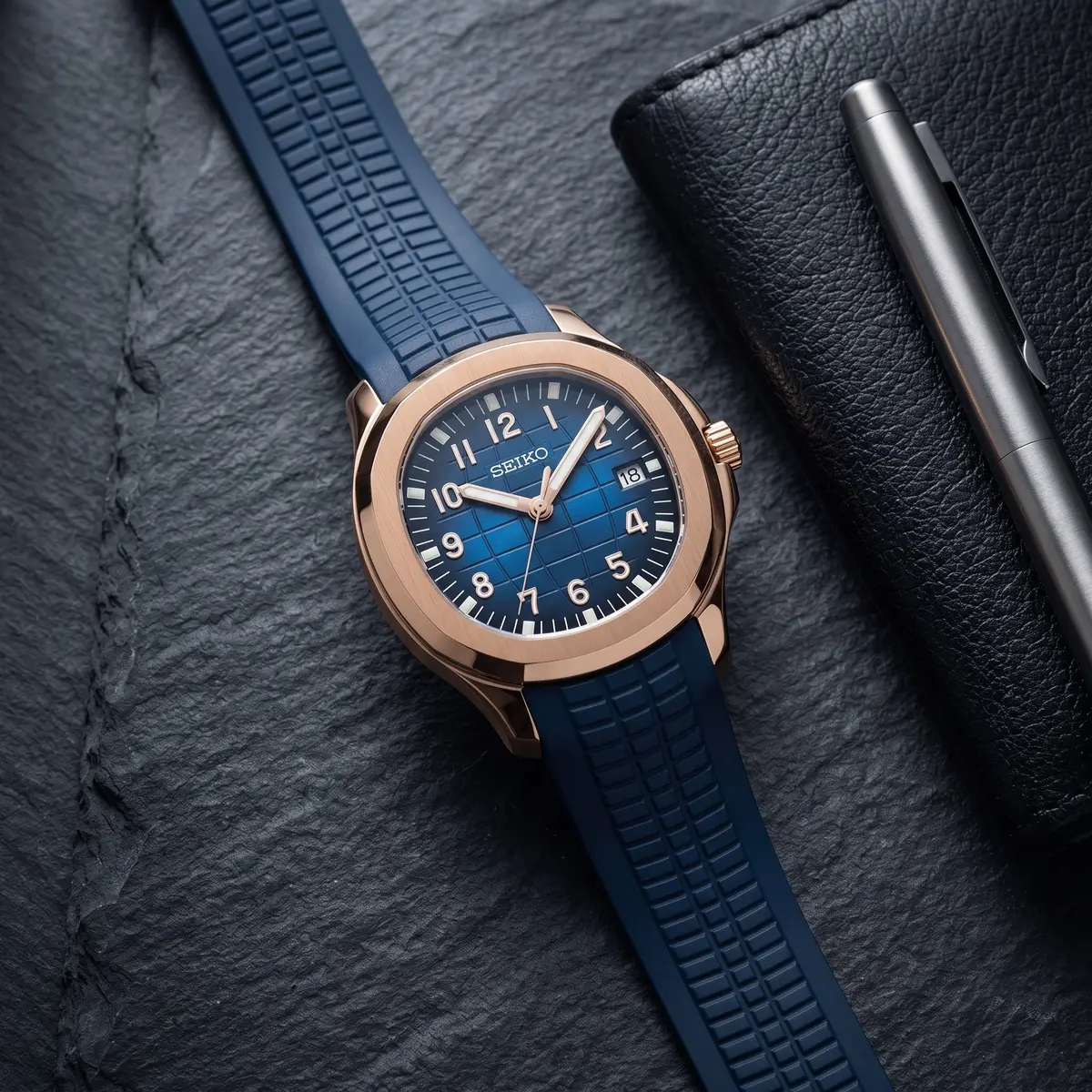 Seiko Mod Uhr NAUT MOD | Blau (Roségold-Farbton) – Automatik – Flatlay auf Schiefer – MedoMods