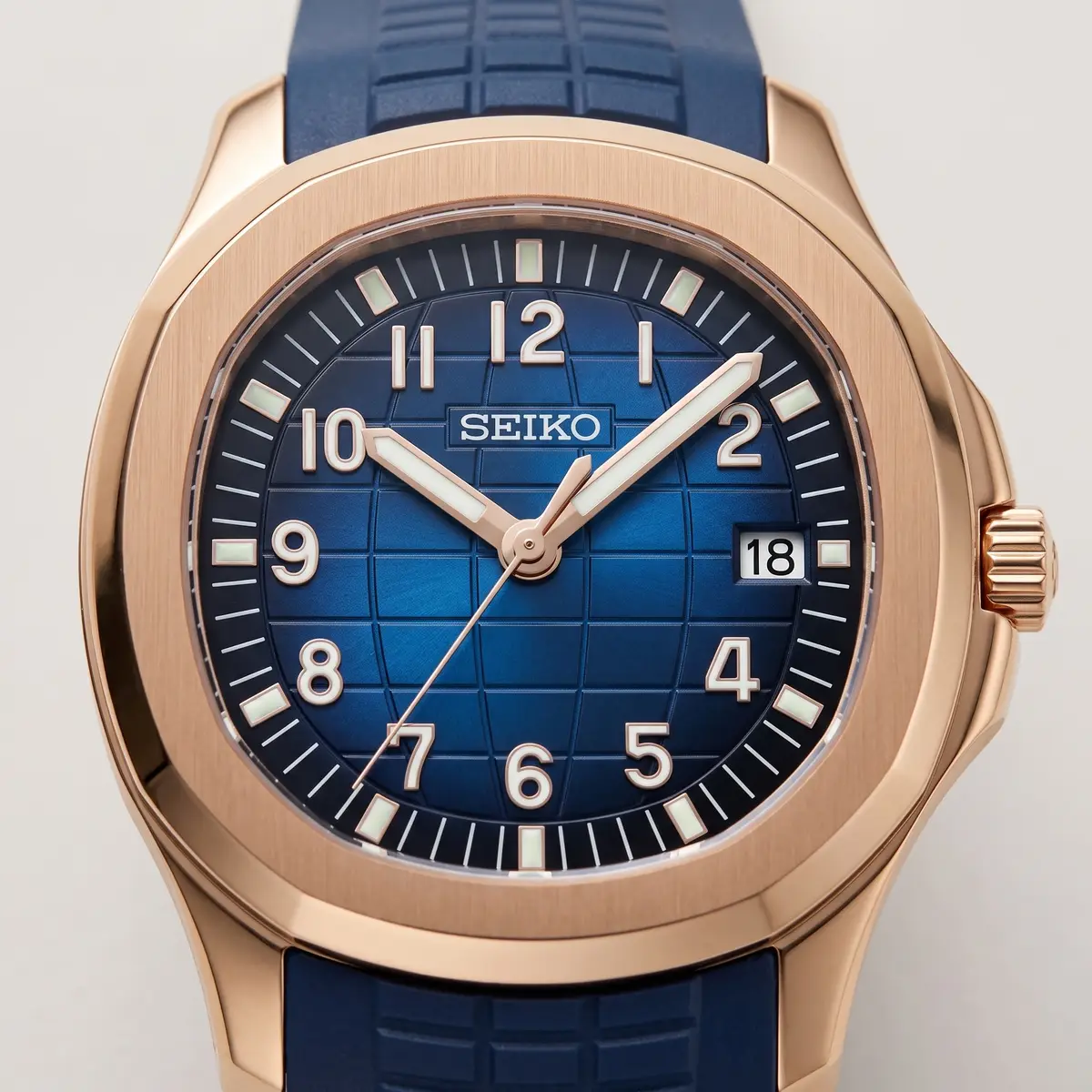 Seiko Mod Uhr NAUT MOD | Blau (Roségold-Farbton) – Automatik – Zifferblatt Nahaufnahme – MedoMods