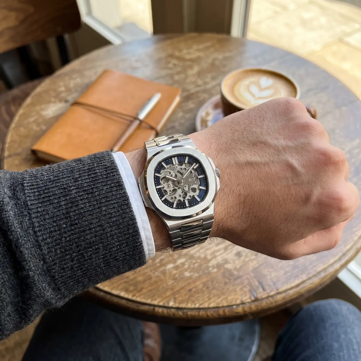 Seiko Mod Uhr NAUT MOD – BLAUES SKELETON – am Handgelenk – Wristshot – MedoMods
