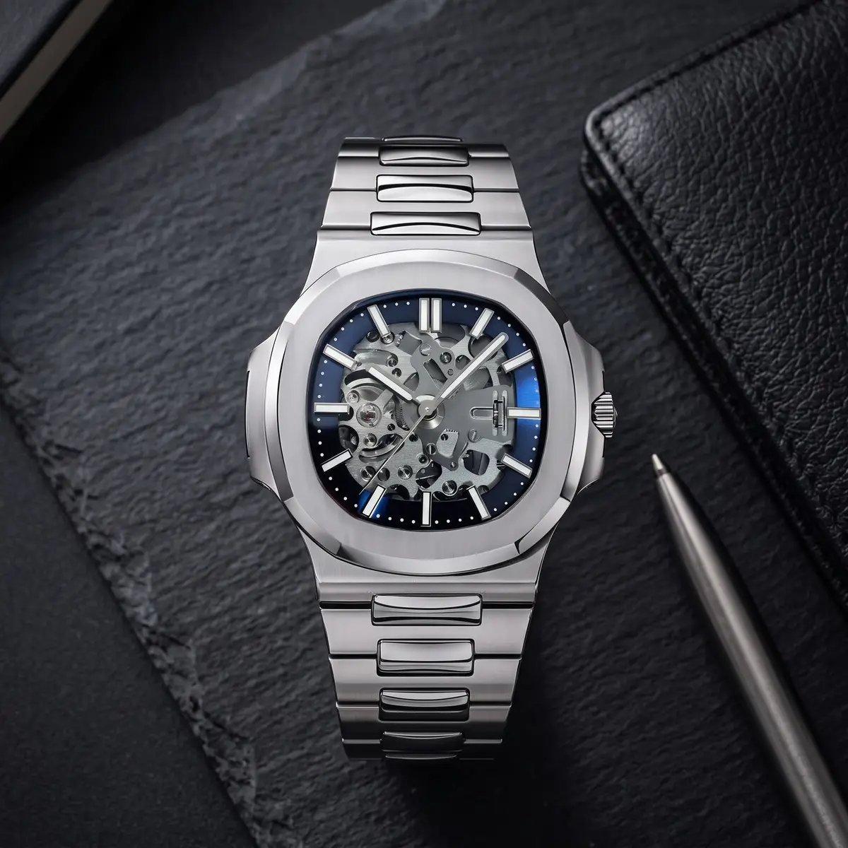 Seiko Mod Uhr NAUT MOD – BLAUES SKELETON – Flatlay auf Schiefer – MedoMods