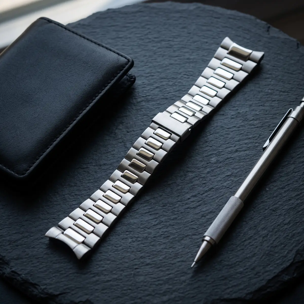 Seiko Mod Uhr NAUT MOD Armband – Edelstahl 316L – Flatlay auf Schiefer – MedoMods