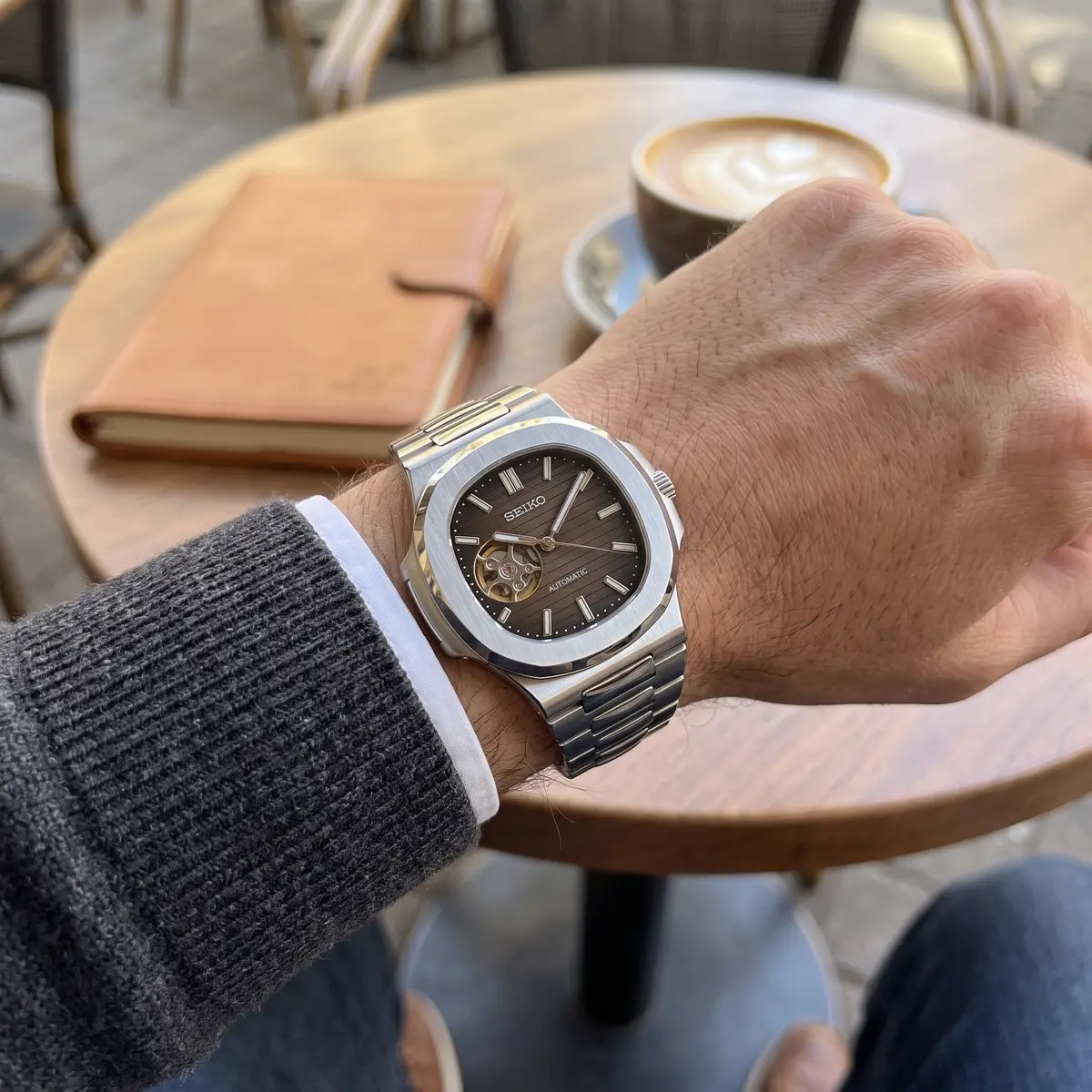 Seiko Mod Uhr NAUT MOD β BRAUN (OFFENES HERZ) β am Handgelenk β Wristshot β MedoMods
