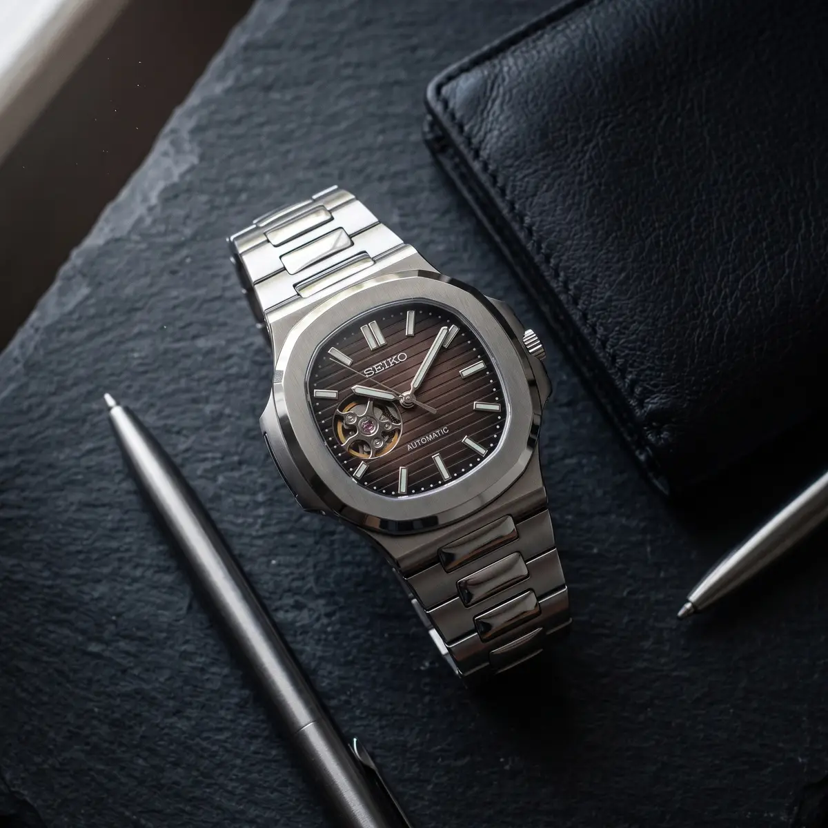 Seiko Mod Uhr NAUT MOD β BRAUN (OFFENES HERZ) β Flatlay auf Schiefer β MedoMods