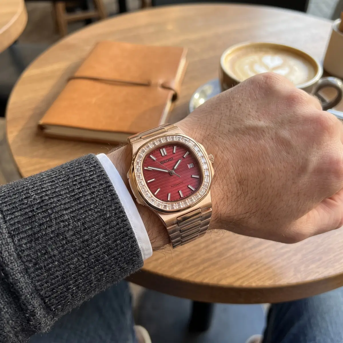 Seiko Mod Uhr NAUT MOD | Burgunderrot (Diamantlünette, roségoldfarben) – Automatik – am Handgelenk – Wristshot – MedoMods