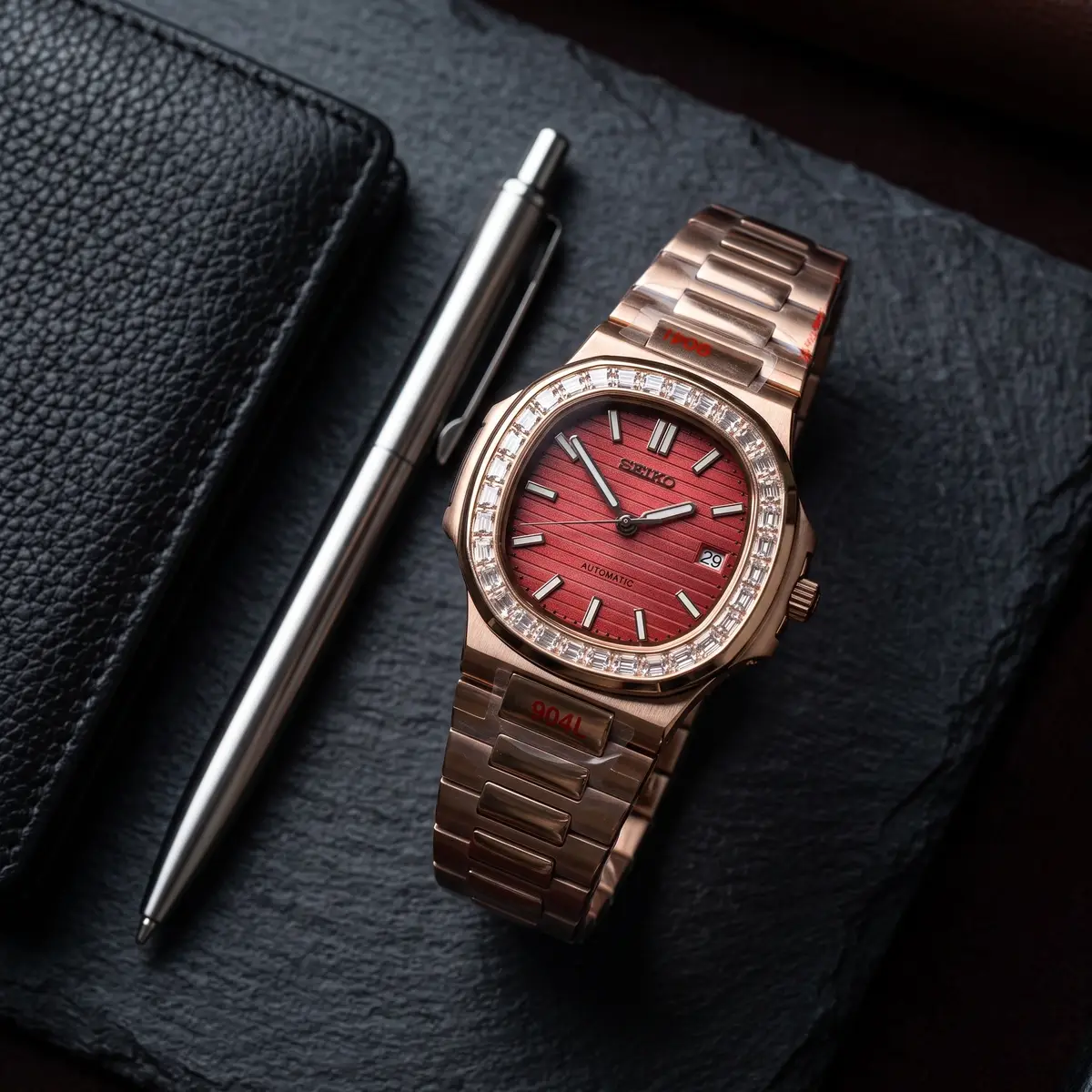 Seiko Mod Uhr NAUT MOD | Burgunderrot (Diamantlünette, roségoldfarben) – Automatik – Flatlay auf Schiefer – MedoMods