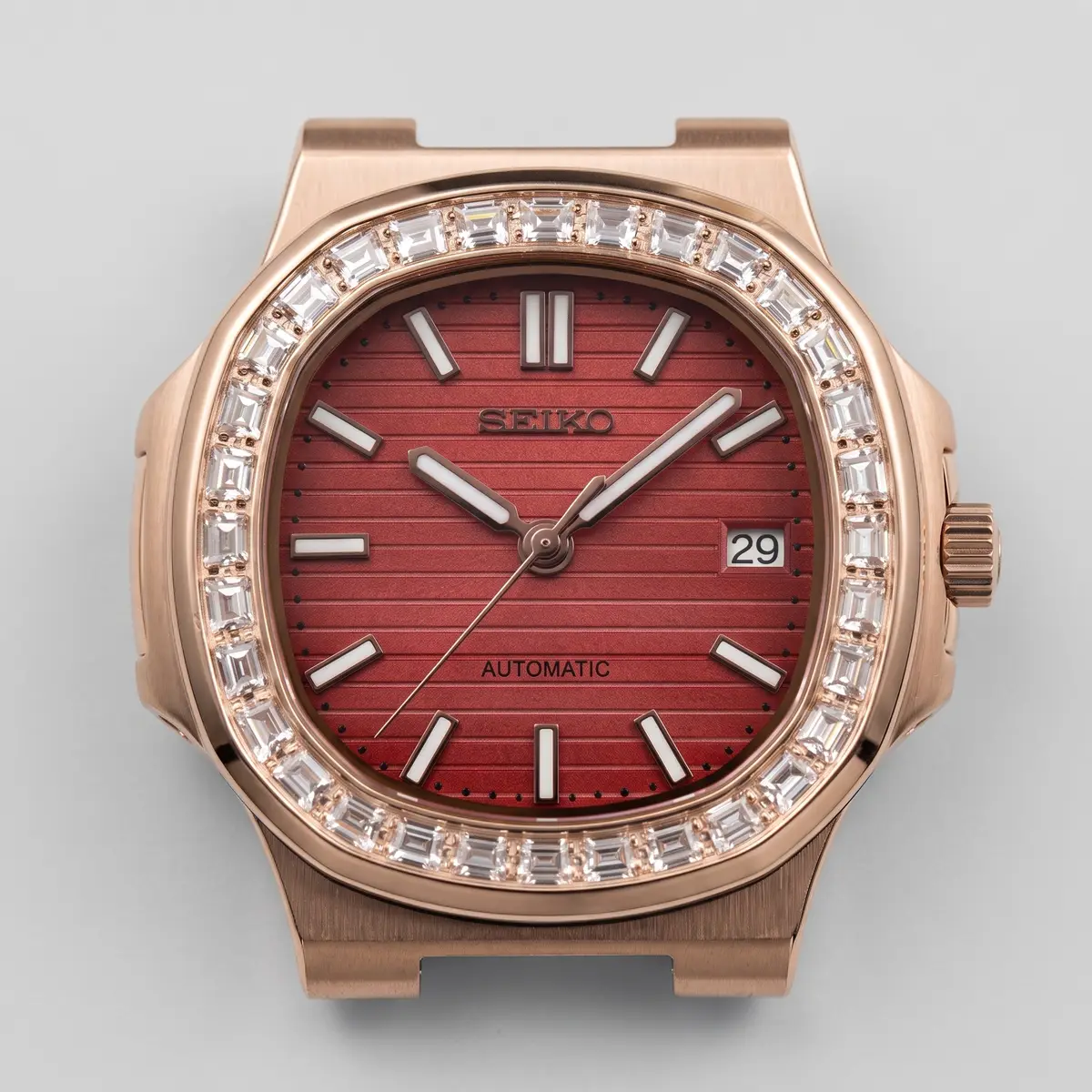 Seiko Mod Uhr NAUT MOD | Burgunderrot (Diamantlünette, roségoldfarben) – Automatik – Zifferblatt Nahaufnahme – MedoMods