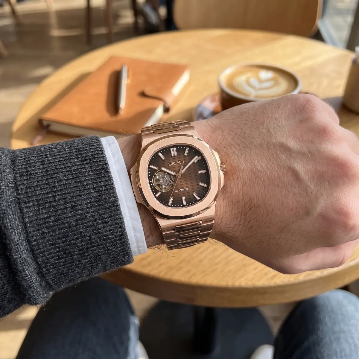 Seiko Mod Uhr NAUT MOD – CHOCOLATE (OPEN HEART) Roségold – am Handgelenk – Wristshot – MedoMods