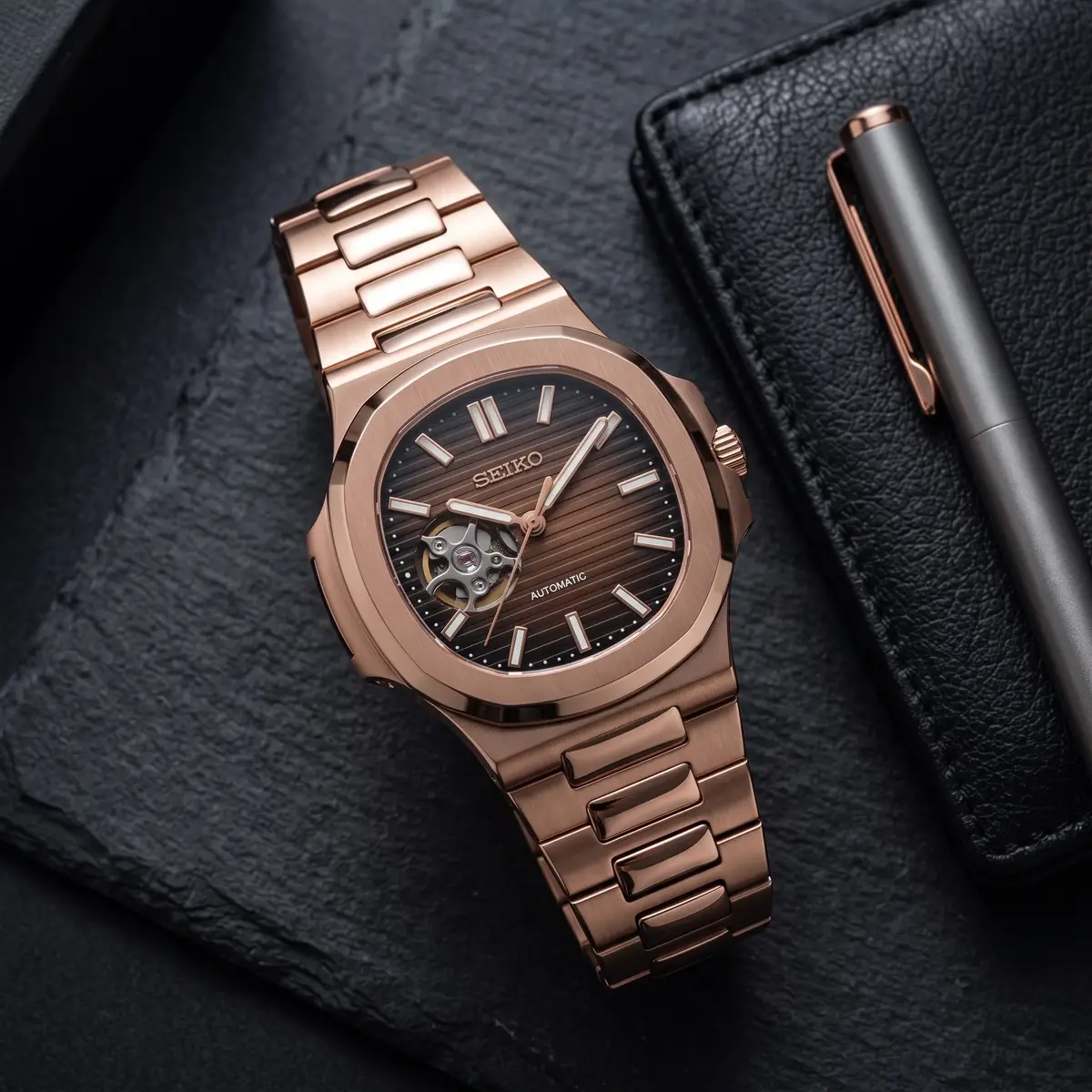 Seiko Mod Uhr NAUT MOD – CHOCOLATE (OPEN HEART) Roségold – Flatlay auf Schiefer – MedoMods