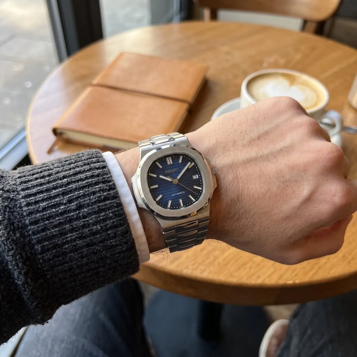Seiko Mod Uhr NAUT MOD – DUNKELBLAU – am Handgelenk – Wristshot – MedoMods