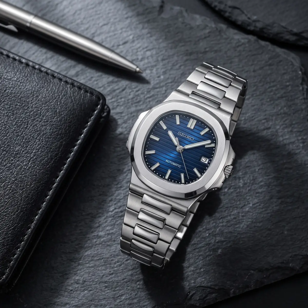 Seiko Mod Uhr NAUT MOD – DUNKELBLAU – Flatlay auf Schiefer – MedoMods