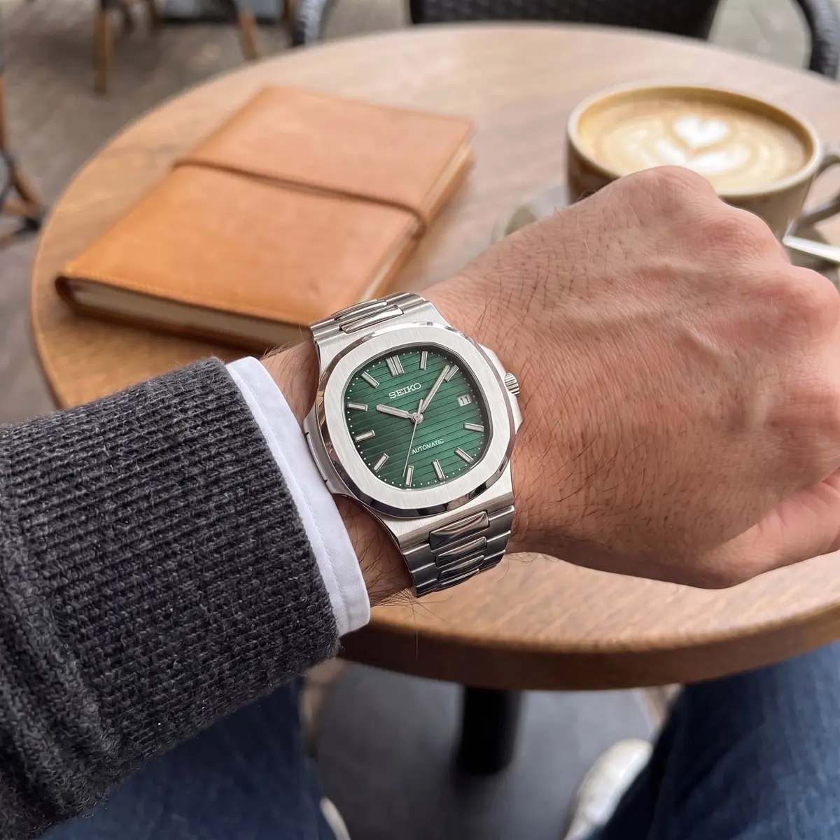Seiko Mod Uhr NAUT MOD | Dunkelgrünes Zifferblatt – Automatik – am Handgelenk – Wristshot – MedoMods