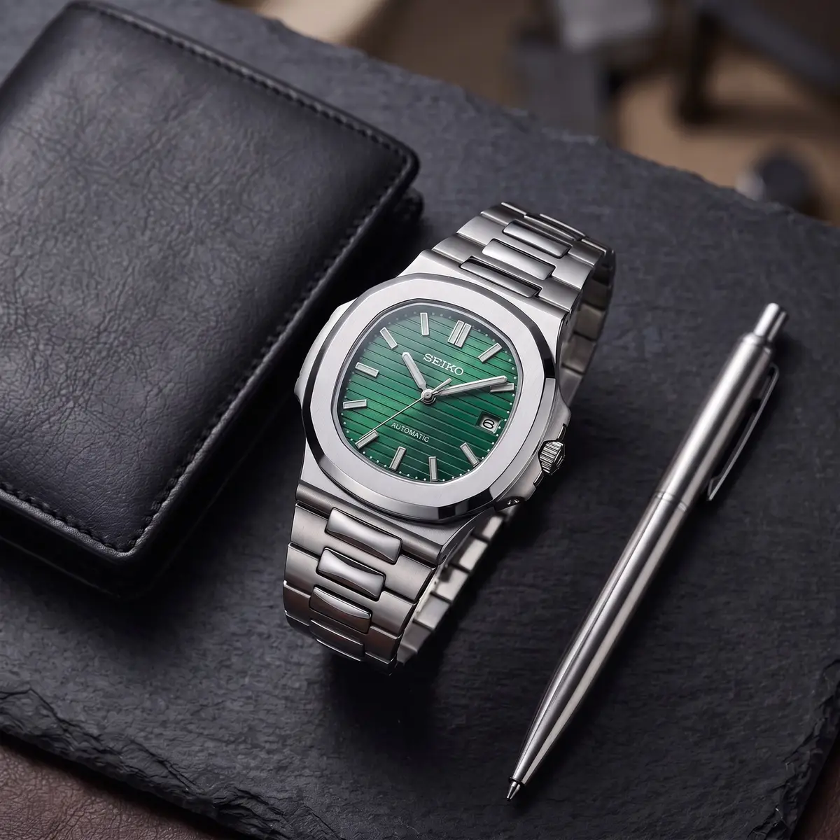 Seiko Mod Uhr NAUT MOD | Dunkelgrünes Zifferblatt – Automatik – Flatlay auf Schiefer – MedoMods