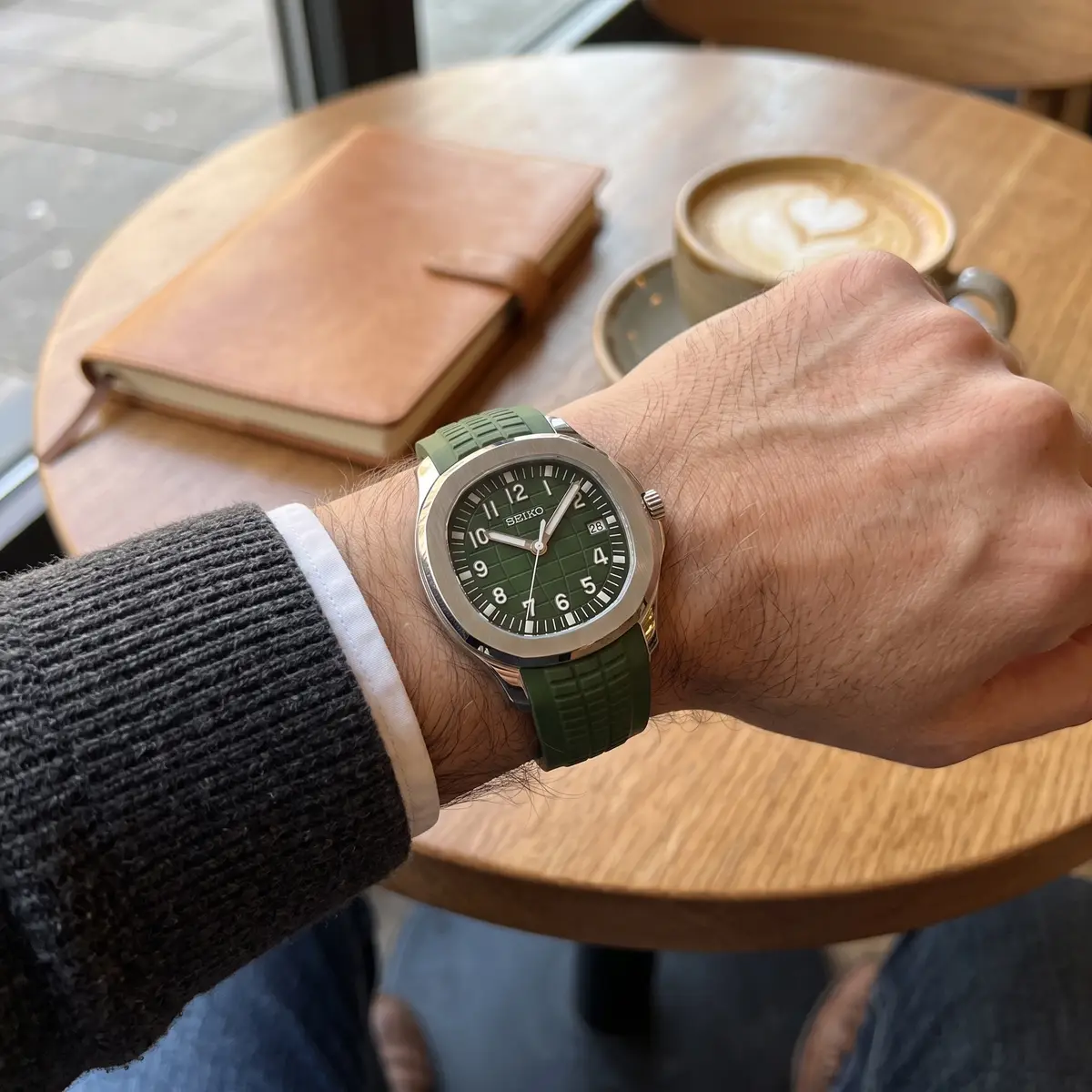 Seiko Mod Uhr NAUT MOD | Grünes Zifferblatt mit arabischen Ziffern – Grünes Kautschukarmband – Automatikwerk – am Handgelenk – Wristshot – MedoMods