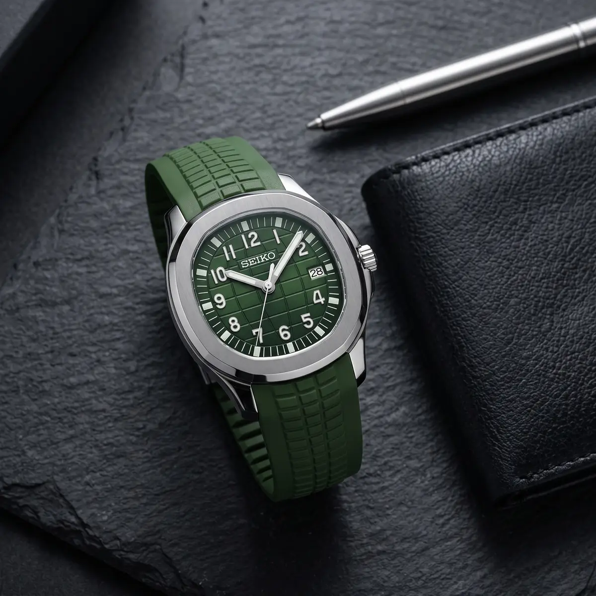 Seiko Mod Uhr NAUT MOD | Grünes Zifferblatt mit arabischen Ziffern – Grünes Kautschukarmband – Automatikwerk – Flatlay auf Schiefer – MedoMods