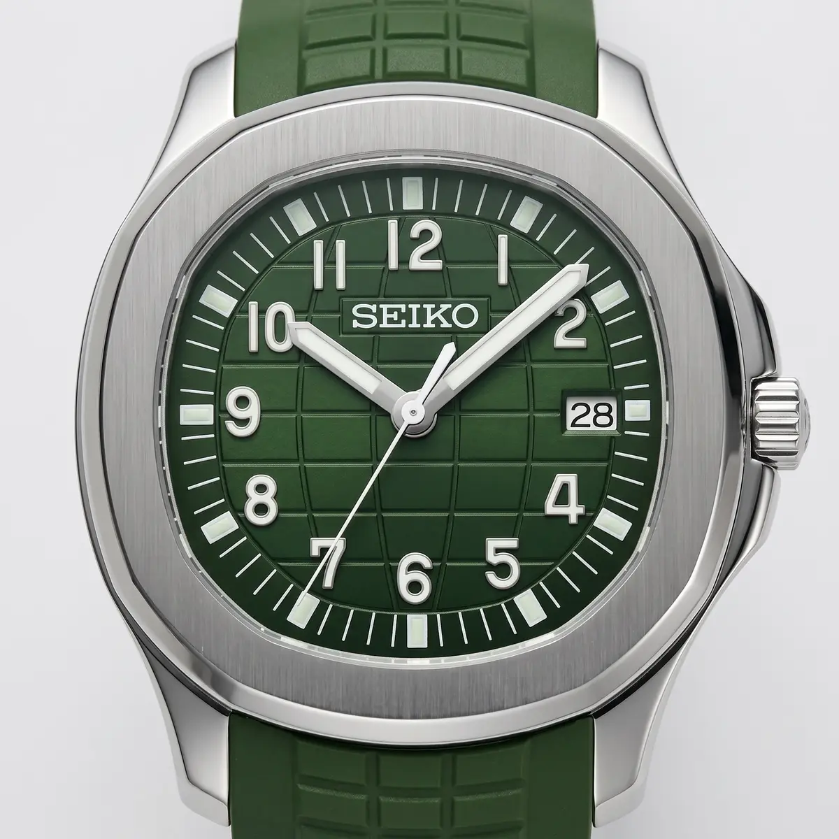 Seiko Mod Uhr NAUT MOD | Grünes Zifferblatt mit arabischen Ziffern – Grünes Kautschukarmband – Automatikwerk – Zifferblatt Nahaufnahme – MedoMods