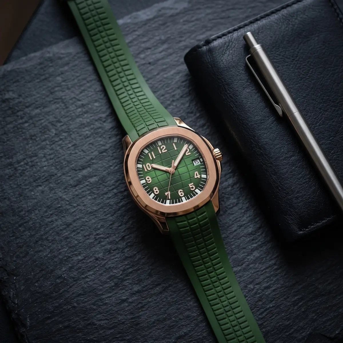 Seiko Mod Uhr NAUT MOD | Grün (Roségoldfarben) – Automatik – Flatlay auf Schiefer – MedoMods