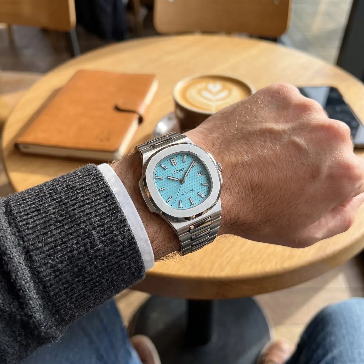 Seiko Mod Uhr NAUT MOD | Ice Blue Classic – Automatik – am Handgelenk – Wristshot – MedoMods