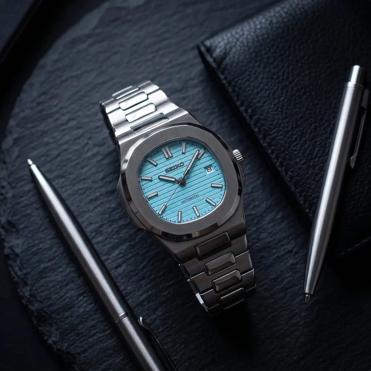 Seiko Mod Uhr NAUT MOD | Ice Blue Classic – Automatik – Flatlay auf Schiefer – MedoMods