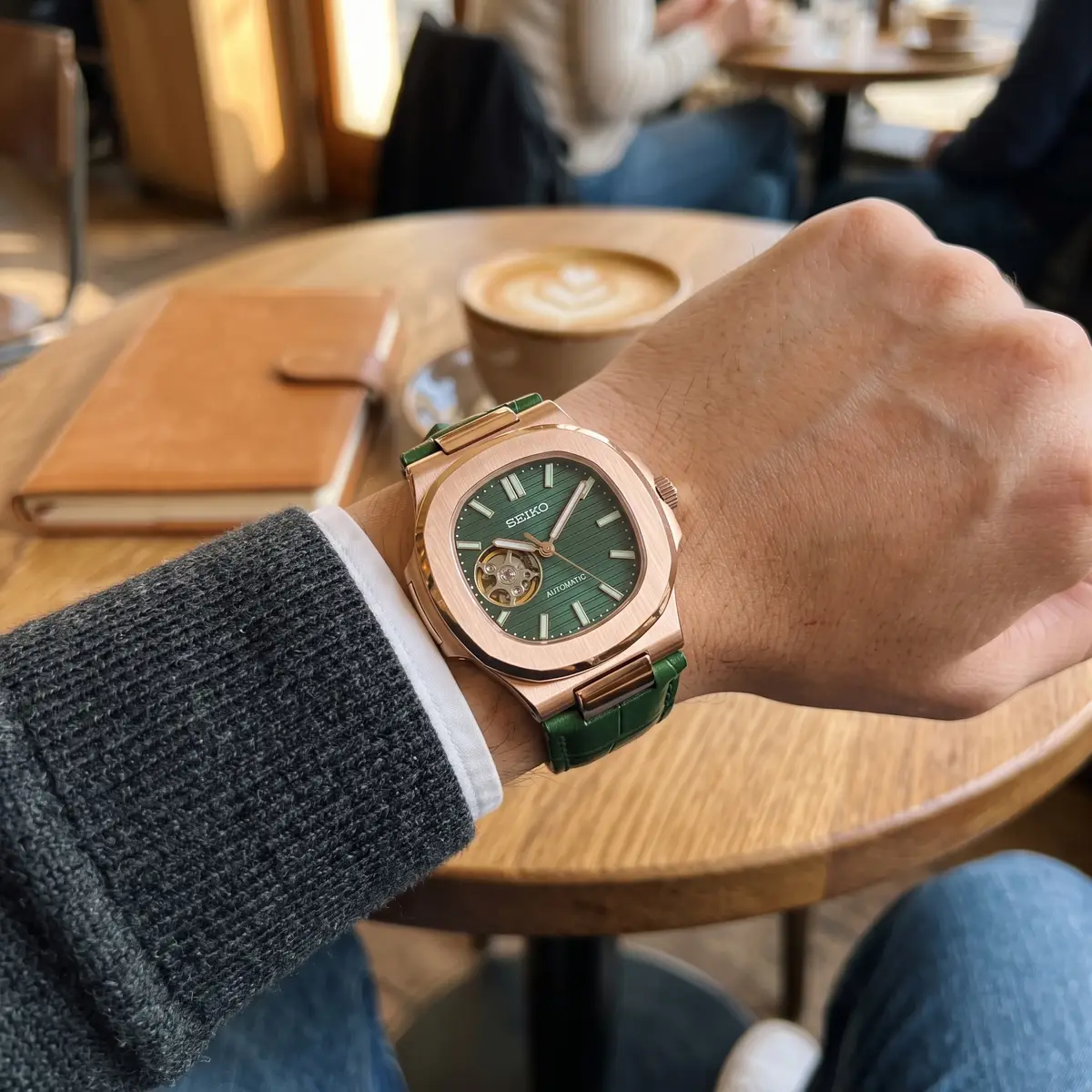 Seiko Mod Uhr NAUT MOD | Open Heart Roségold mit grünem Zifferblatt – Automatik – am Handgelenk – Wristshot – MedoMods