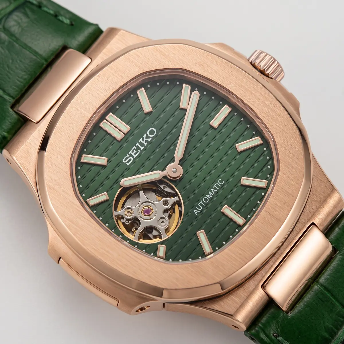 Seiko Mod Uhr NAUT MOD | Open Heart Roségold mit grünem Zifferblatt – Automatik – Zifferblatt Nahaufnahme – MedoMods