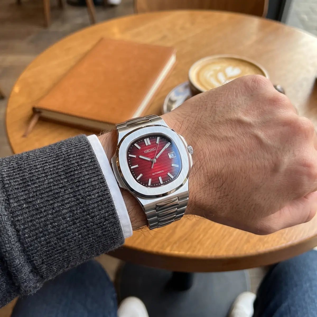 Seiko Mod Uhr NAUT MOD | Red Classic – Automatik – am Handgelenk – Wristshot – MedoMods