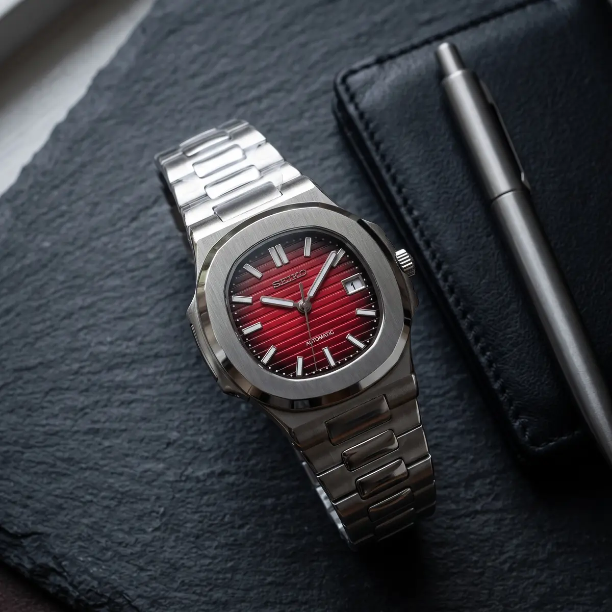 Seiko Mod Uhr NAUT MOD | Red Classic – Automatik – Flatlay auf Schiefer – MedoMods