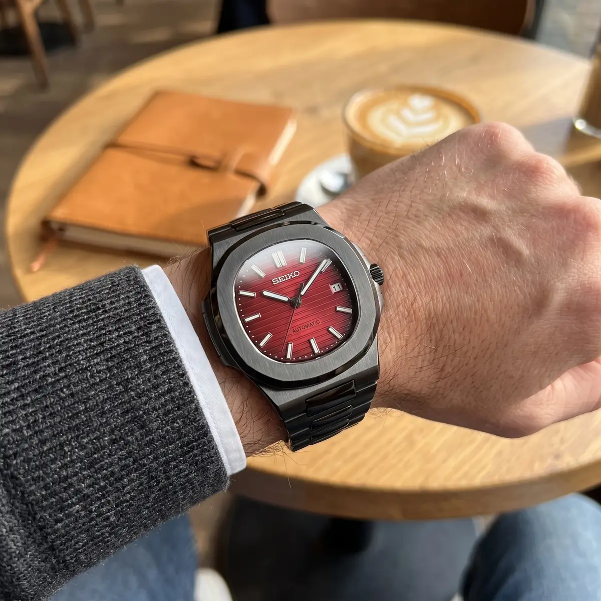 Seiko Mod Uhr NAUT MOD | Rot auf Schwarz Classic – Automatik – am Handgelenk – Wristshot – MedoMods