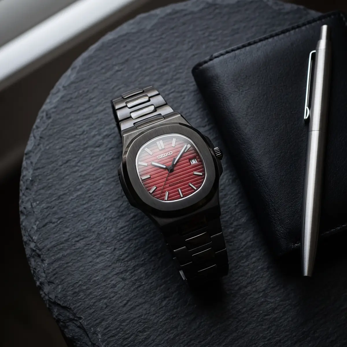 Seiko Mod Uhr NAUT MOD | Rot auf Schwarz Classic – Automatik – Flatlay auf Schiefer – MedoMods