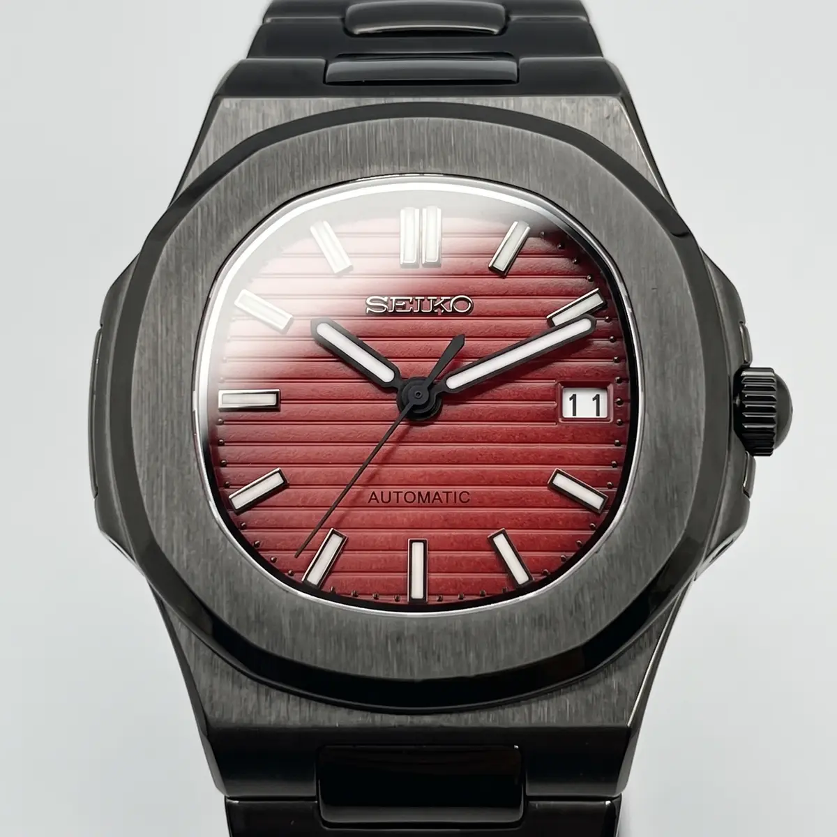 Seiko Mod Uhr NAUT MOD | Rot auf Schwarz Classic – Automatik – Zifferblatt Nahaufnahme – MedoMods