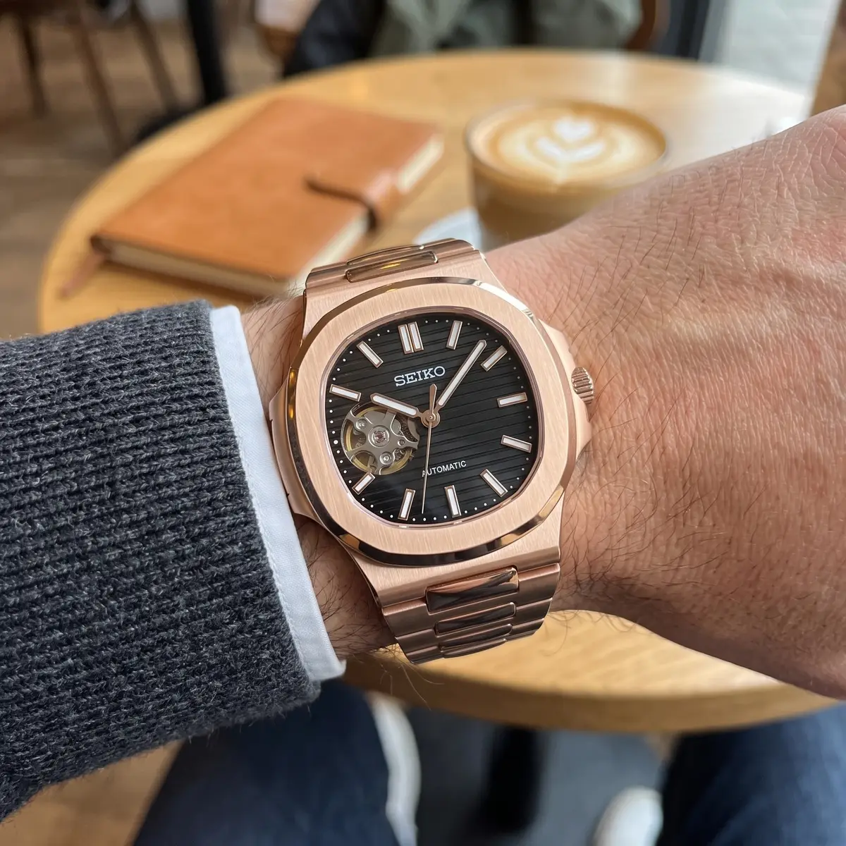 Seiko Mod Uhr NAUT MOD – ROSÉGOLD – SCHWARZ (OFFENES HERZ) – am Handgelenk – Wristshot – MedoMods