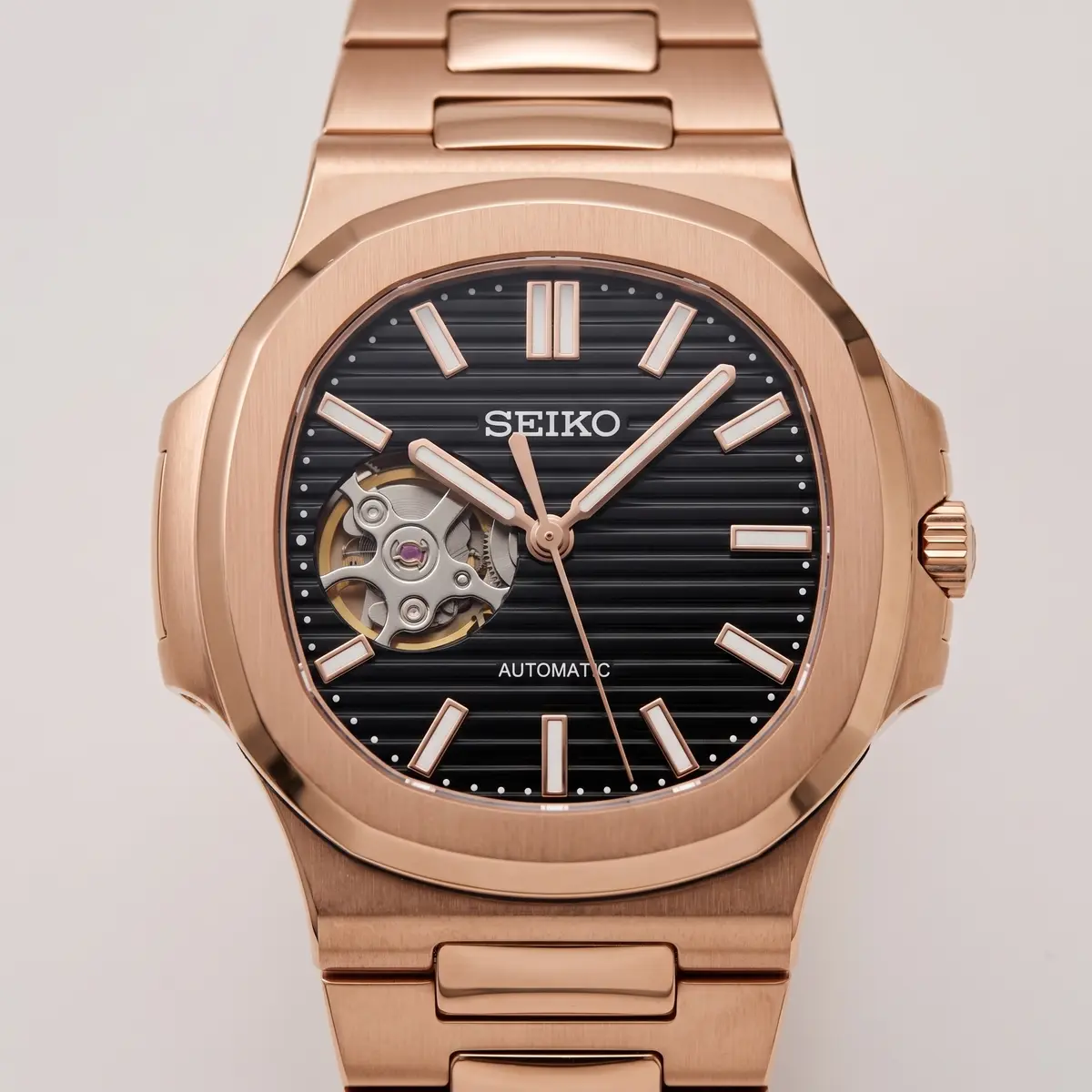 Seiko Mod Uhr NAUT MOD – ROSÉGOLD – SCHWARZ (OFFENES HERZ) – Zifferblatt Nahaufnahme – MedoMods