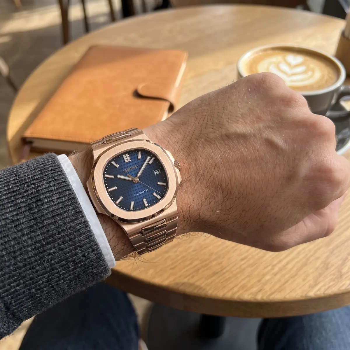 Seiko Mod Uhr NAUT MOD – ROSÉGOLD – BLAU – am Handgelenk – Wristshot – MedoMods