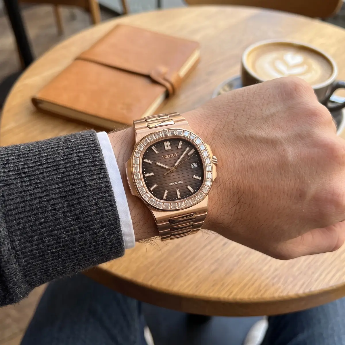 Seiko Mod Uhr NAUT MOD – ROSÉGOLD – BRAUN (DIAMANT) – am Handgelenk – Wristshot – MedoMods