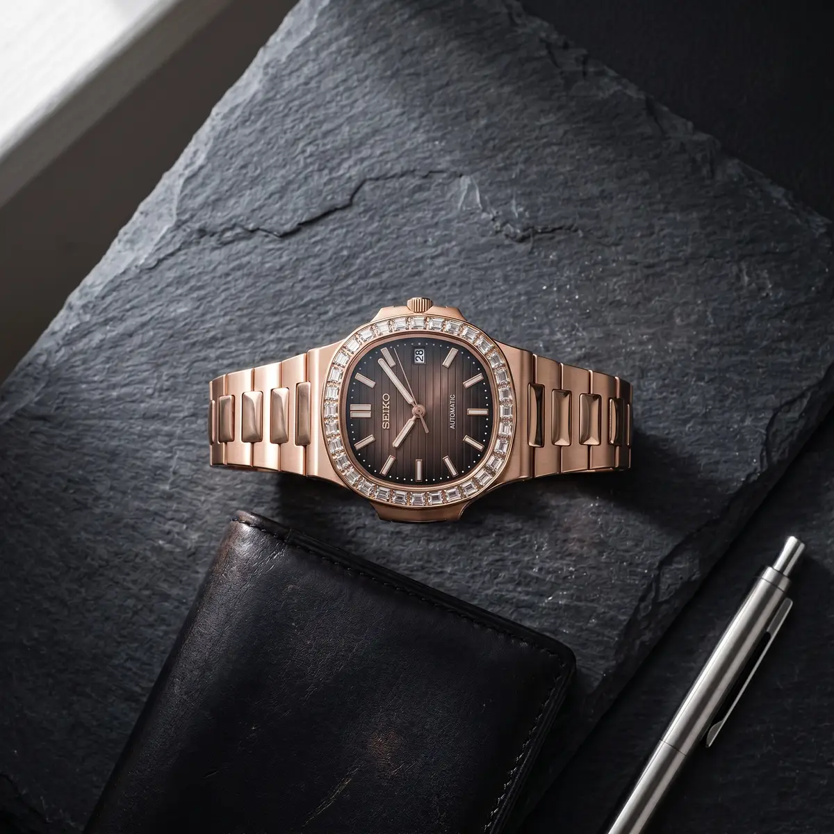 Seiko Mod Uhr NAUT MOD – ROSÉGOLD – BRAUN (DIAMANT) – Flatlay auf Schiefer – MedoMods