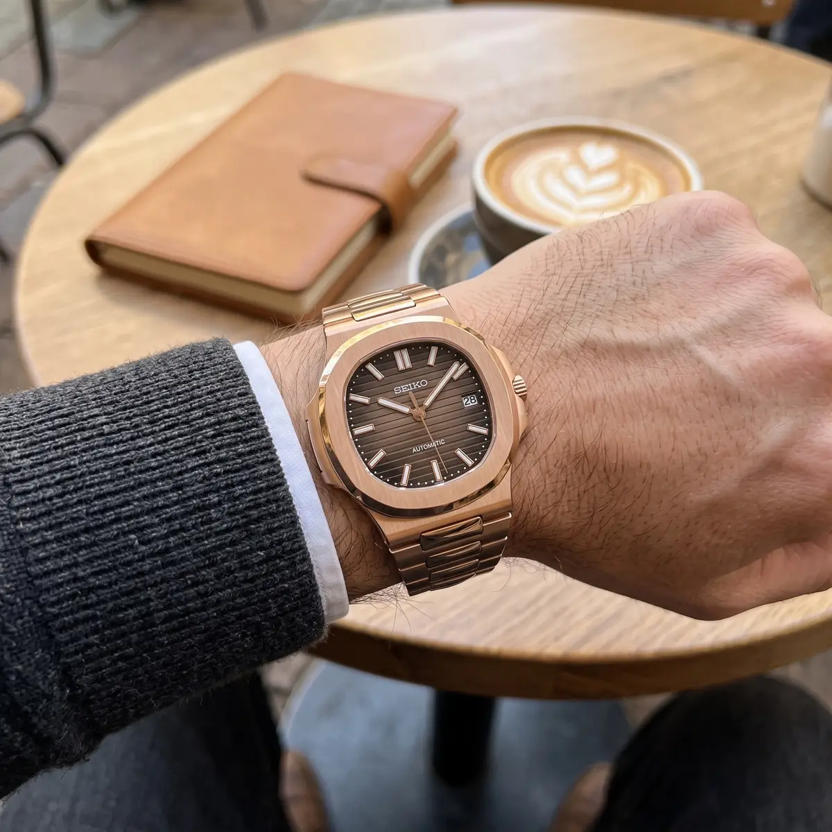 Seiko Mod Uhr NAUT MOD – ROSÉGOLD – BRAUN – am Handgelenk – Wristshot – MedoMods