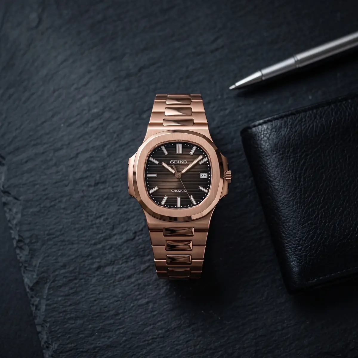 Seiko Mod Uhr NAUT MOD – ROSÉGOLD – BRAUN – Flatlay auf Schiefer – MedoMods
