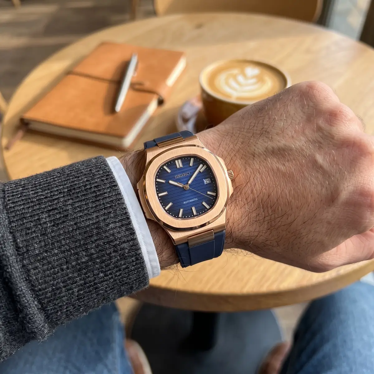 Seiko Mod Uhr NAUT MOD | Roségold-Gehäuse, blaues Zifferblatt, schwarzes Kautschukarmband – Automatik – am Handgelenk – Wristshot – MedoMods