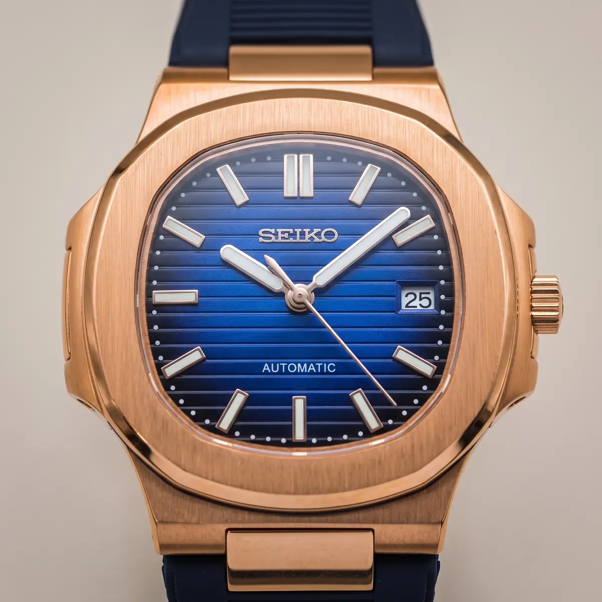 Seiko Mod Uhr NAUT MOD | Roségold-Gehäuse, blaues Zifferblatt, schwarzes Kautschukarmband – Automatik – Zifferblatt Nahaufnahme – MedoMods